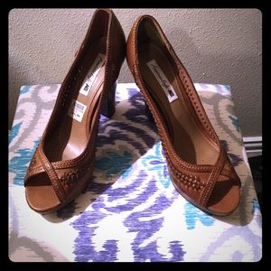 Peep-toe Tan Heels with Woven Design